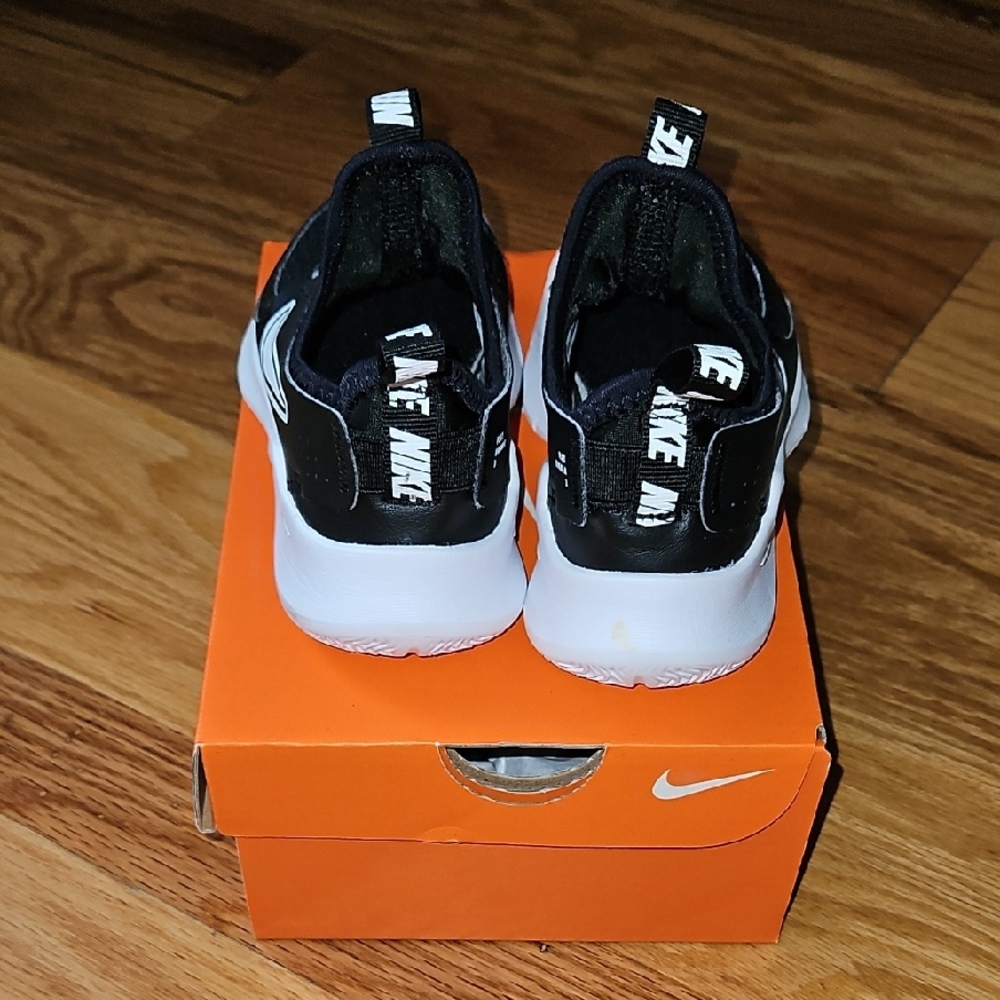 Nike Black and White Sneakers with Chunky Midsole - Picture 2 of 6